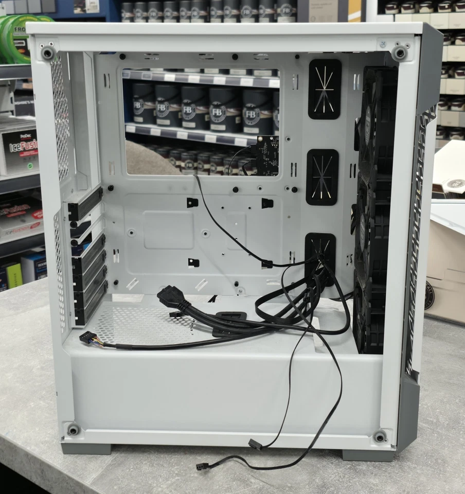 Corsair 220T Airflow Tempered Glass Mid-Tower Smart Case - White - Image 2 of 4