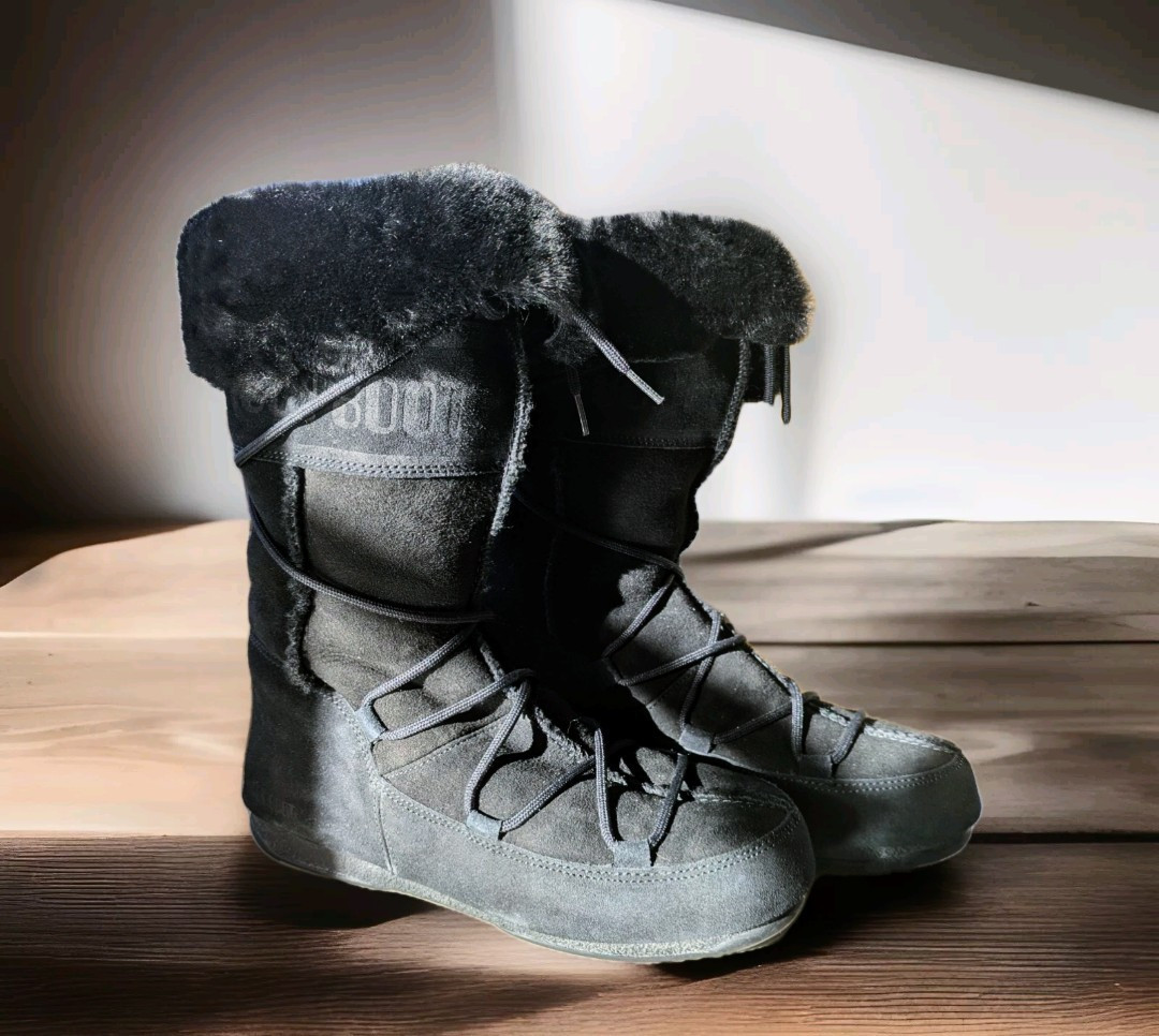 Vintage Women's Tecnica Moon Boots In Black Suede With Fur Trim