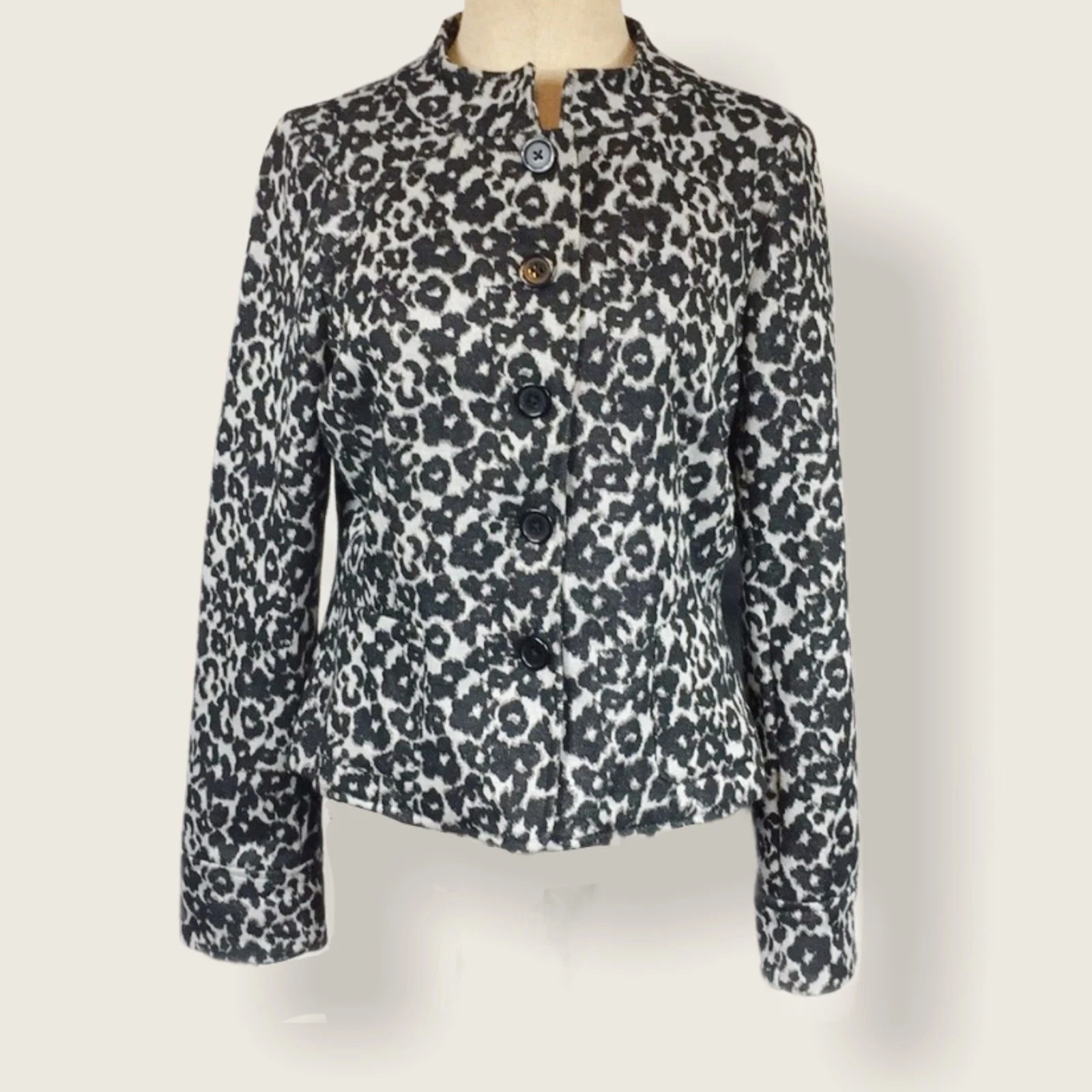 ECI Snow leopard blazer. Mandarin collar sz 10
Opens in a new window or tab