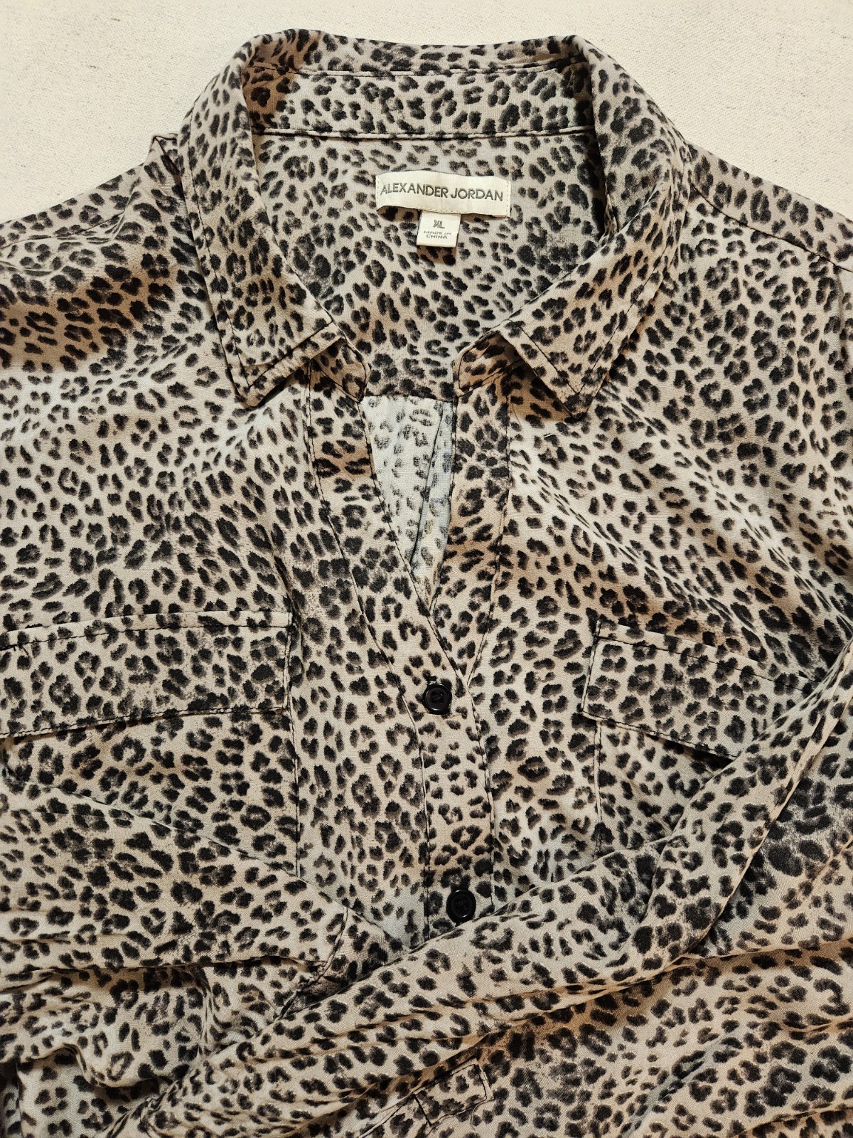 Women's Long Sleeve Button-Up V Neck Collard Shirt Size XL Animal Print Top