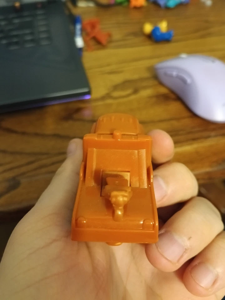 Figura de coche de plástico de juguete Tow Mater Disney/Pixar Cars Kellogg Co. 2006 (escala 1/64) Foto 3 de 4