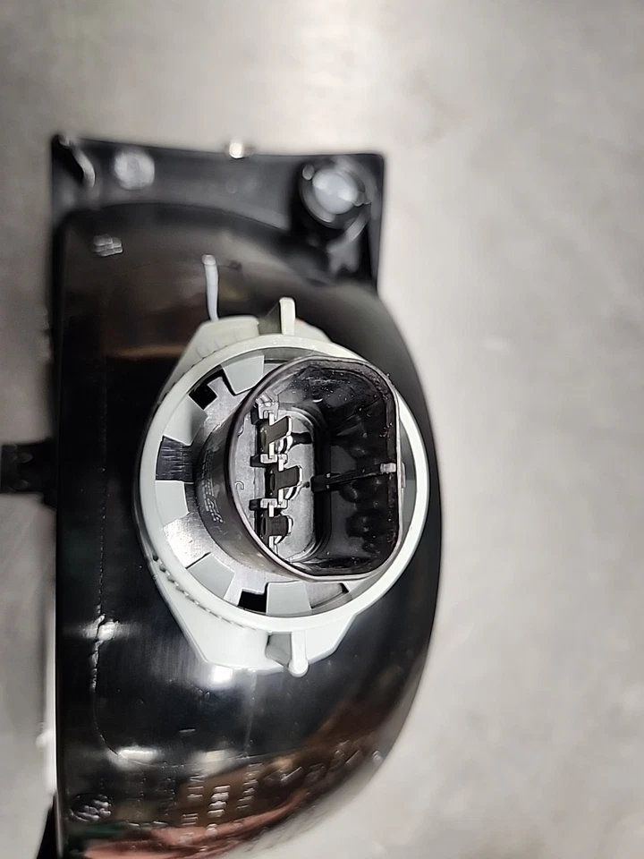 55055170AE MOPAR PASSANGER SIDE HEADLIGHT LENS/HOUSING 00-04 - Image 3 of 4