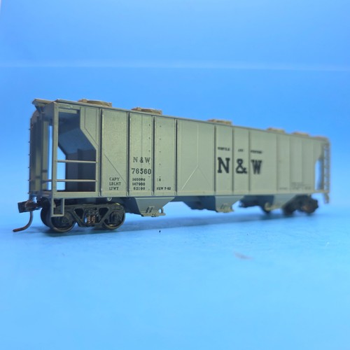 Camiones Kadee con tolva cubierta de 3 bahías escala HO Norfolk & Western N&W 76560 | Condition: Used