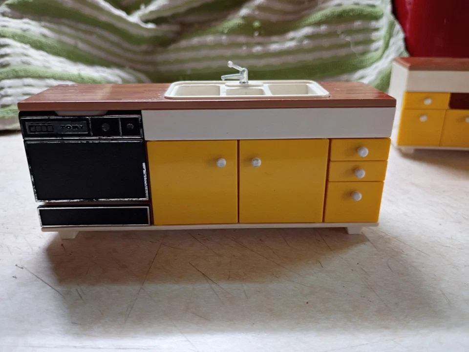 Piezas aleatorias vintage Tomy Smaller Homes, tocador, taburete, fregadero, estufa y bebé Foto 2 de 4