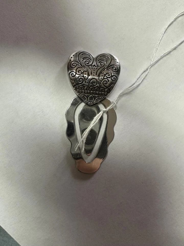 Marcador de pinza de pelo decorativo en forma de corazón tono plata Brighton Foto 3 de 3