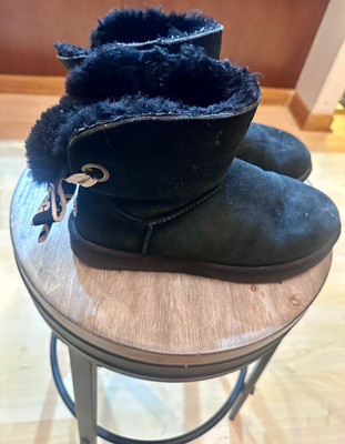 UGG Classic Mini Black Suede Shearling Lined Fur Trim Ankle Bootie US 10