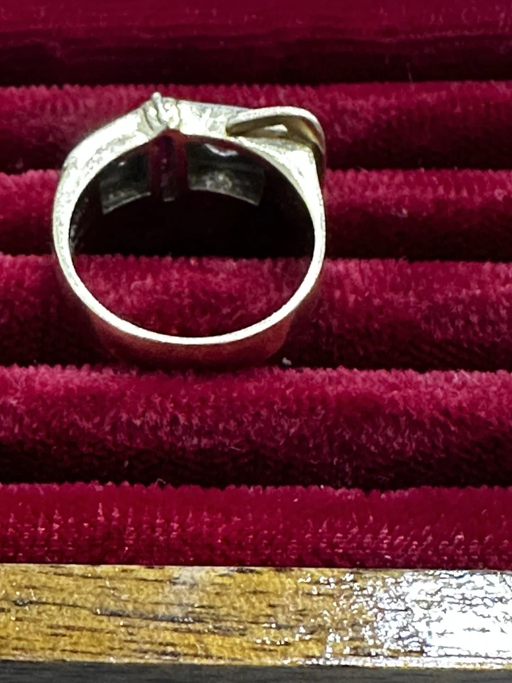 Винтажное кольцо с пряжкой из бриллиантов и рубинов 1940-х годов 14 карат, 6,1 грамма - Изображение 2 из 4