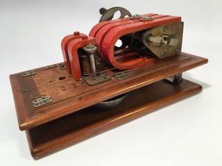 Historisches Telefon ? Lehrmodell ? Fragment ? Großer Kurbelinduktor mit Klingel