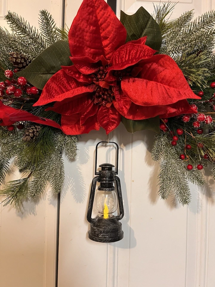 Abrigo/Puerta de Navidad Swag, Flores de Pascua Roja, Piñas, Cardenales y Linterna Foto 2 de 4