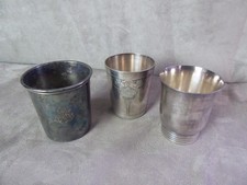Lot de 3 GOBELETS anciens. En métal argenté, dont CHRISTOFLE.
