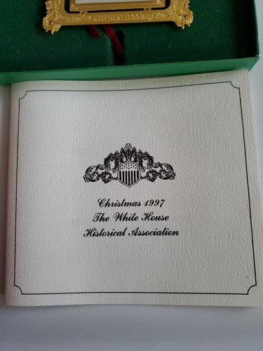 Adorno de Navidad de metal de la Casa Blanca de oro 1997 de asociación histórica con caja - Imagen 5 de 7