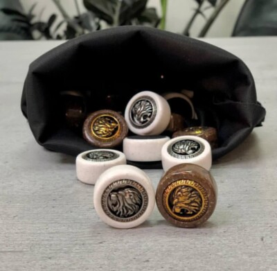 Acrylstein Backgammon Figuren mit Löwen Design + Würfel Set
