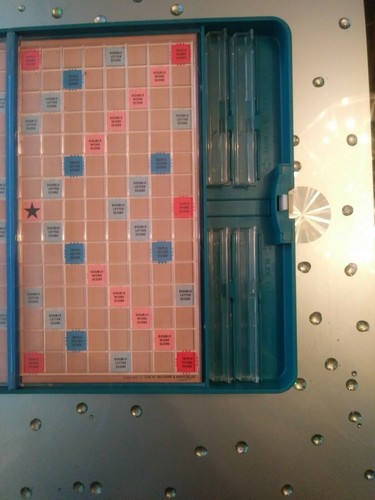 VINTAGE SCRABBLE TRAVEL EDITION BLUE PLASTIC CASE BOX W/ MINI WOODEN TILES - Picture 4 of 7