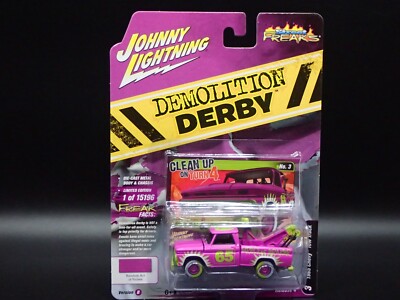 Miniature Johnny Lightning 1965 Chevy Tow Truck Démolition Derby - Échelle 1:64, édition Limitée 2022, Couleur Rose