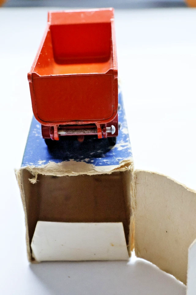 Matchbox Lesney, MB17D Hoveringham Tipper, red cab, orange tipper, several chips - Imagen 4 de 4