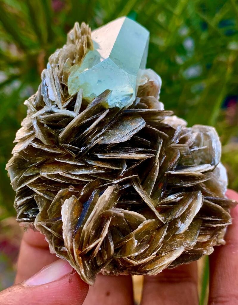 ダークブルーアクアマリン Rare Dark Blue Terminated Cloudy Aquamarine Crystal Specimen