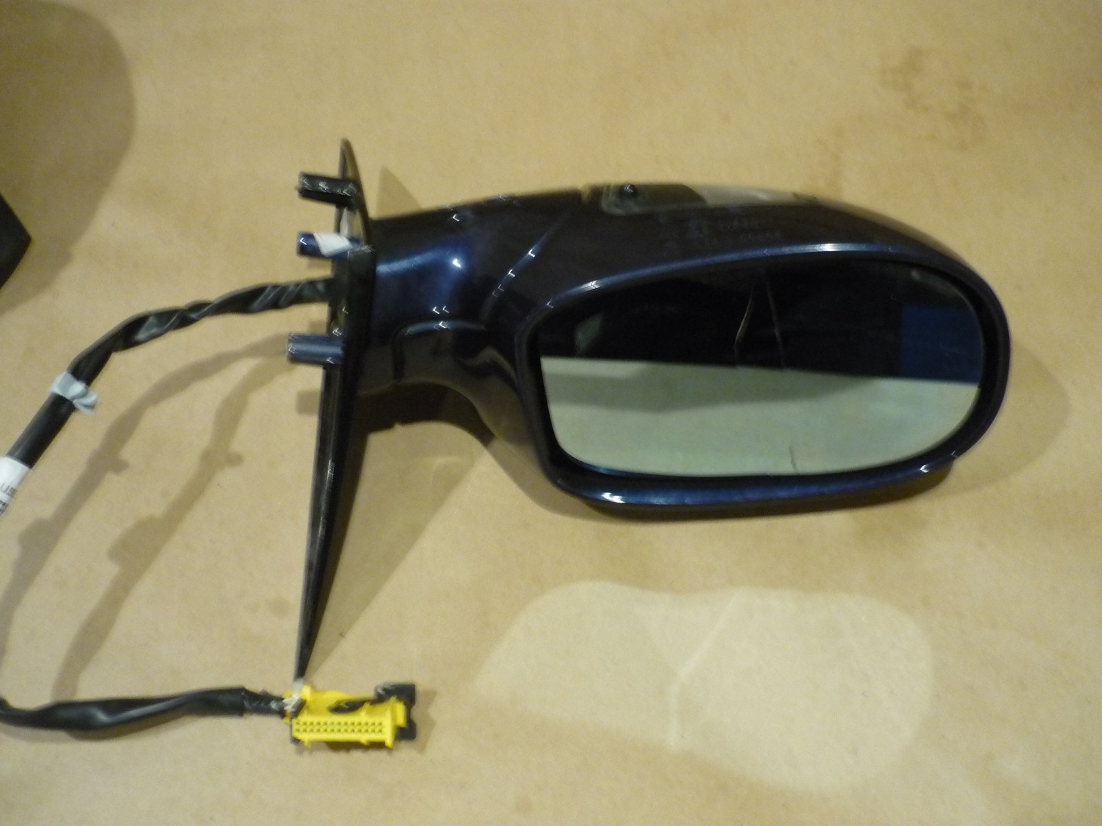Maserati Quattroporte 05-08 - LH Side View Mirror-Cracked Glass - P/N 980139452