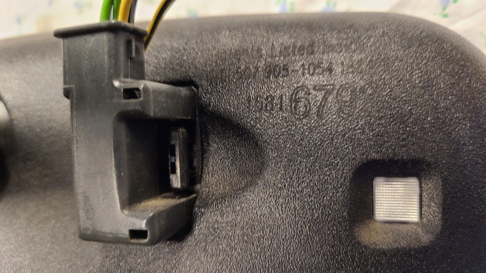 2007-2013 Chevy Silverado Sierra Rearview Mirror On star Auto Dim OEM 15816792 - Image 3 of 3