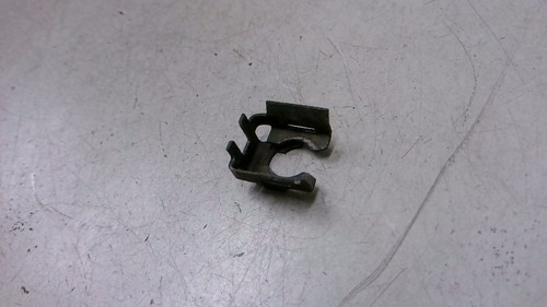1X Halter Feder Klammer Einspritzventil BMW 316i Bj 2000 E46 2681077