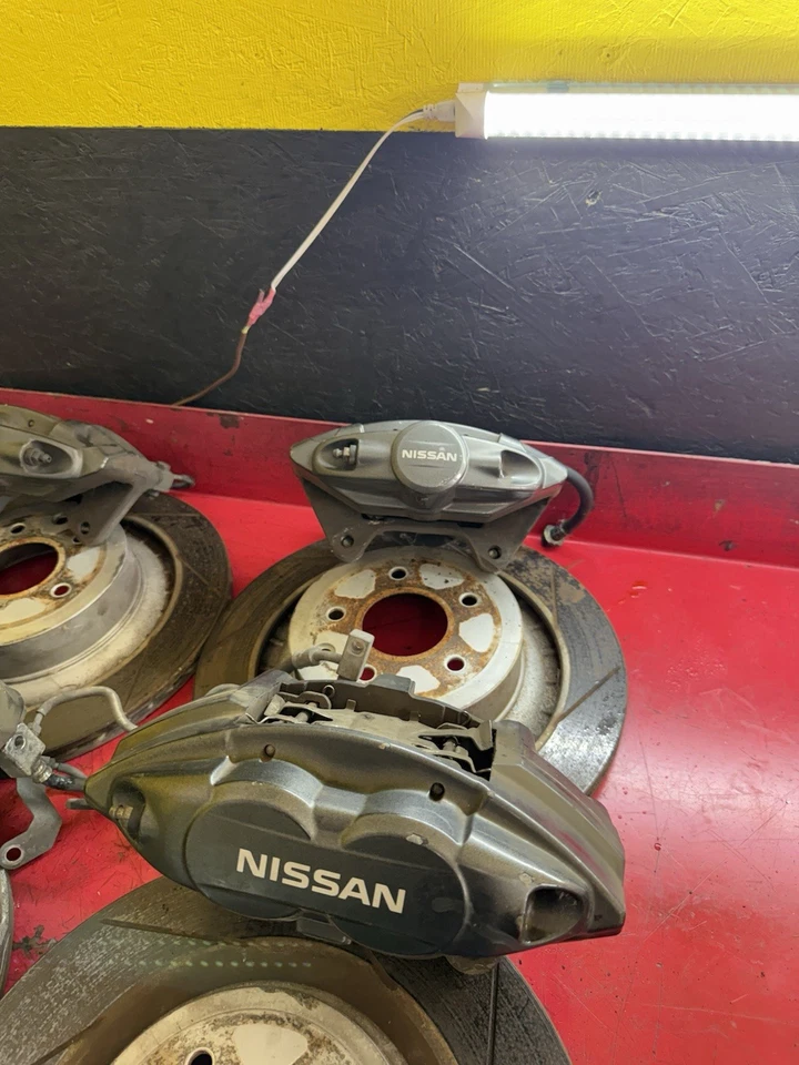 Nissan 370z Akebono 2009-2020 juego de pinzas de freno grandes OEM con rotores y líneas Foto 3 de 3