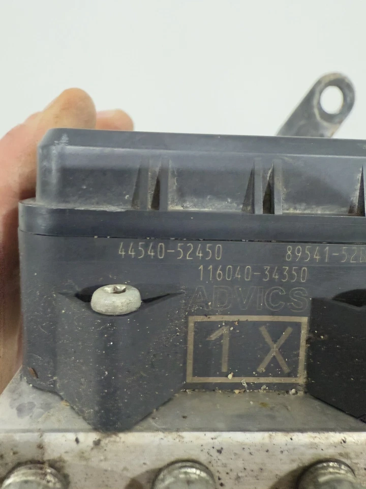 Bomba de freno ABS 2015 Toyota Yaris 1,5 AT | 44540-52450 usada OEM Foto 2 de 4