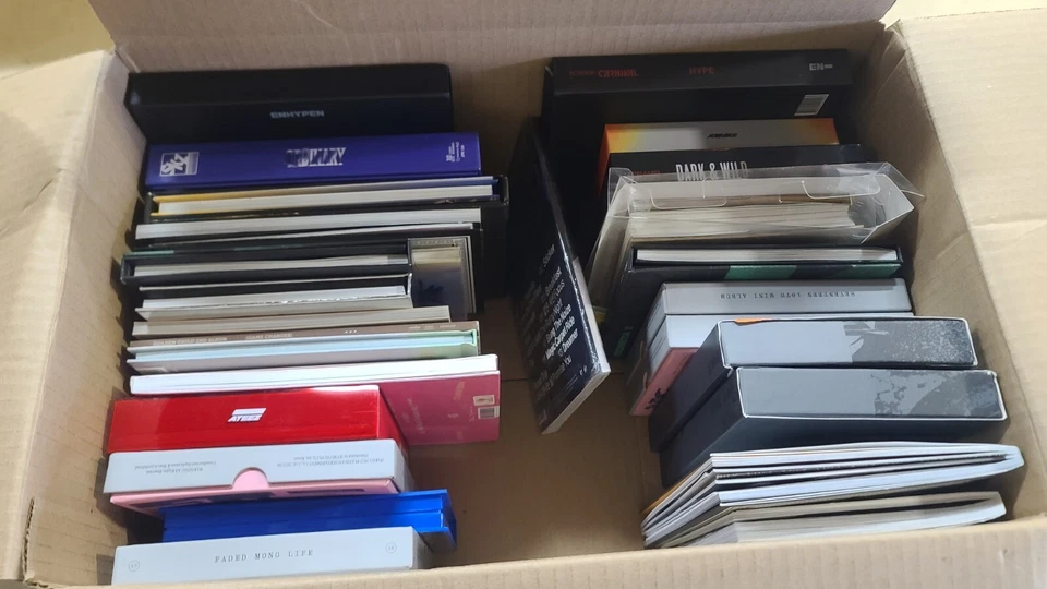 K-Pop Mystery Box - Random CDs & DVDs BTS, BLACKPINK, EXO TWICE & More Assorted Foto 3 de 4