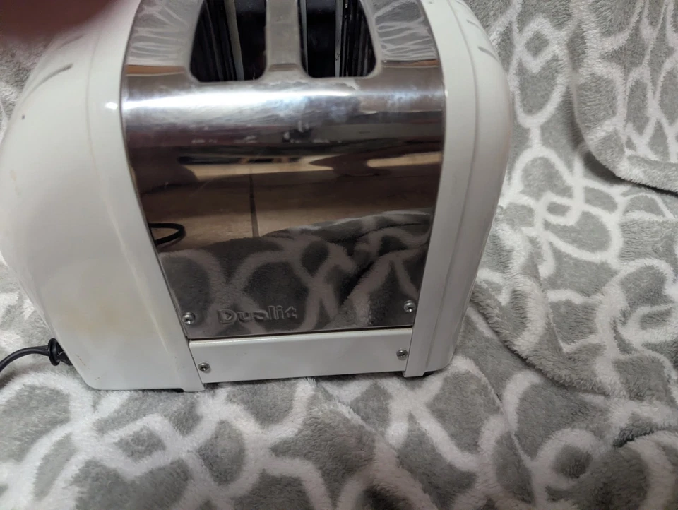 Tostadora Dualit 2 rebanadas con bandeja para migas extraíble en cromo/blanco 20157 Foto 2 de 4