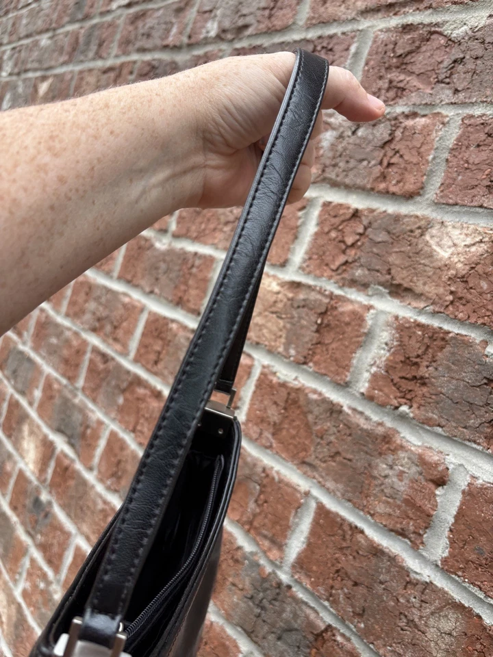 Cartera pequeña de cuero sintético negra Liz Claiborne Foto 4 de 4