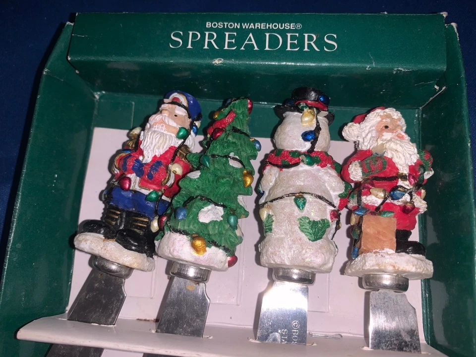 Boston Warehouse Juego de 4 Cuchillos Paté/Chee Navidad 2 Papá Noel, Árbol y Muñeco de Nieve Foto 2 de 4