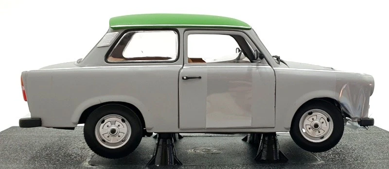 Sun Star 1/18 Scale 4284 - Trabant 601 Deluxe - Grey/Green - Image 3 of 4