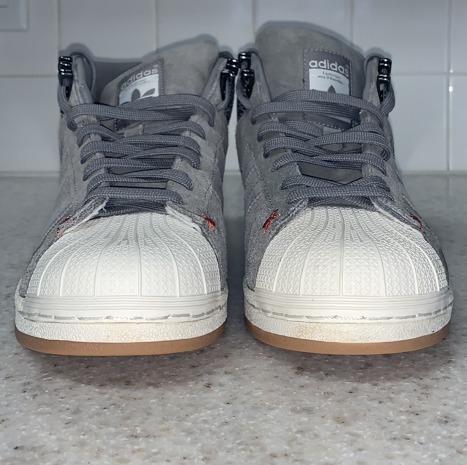 Adidas pro model High Top Sneaker Casual shoes Suede. Silver and White 