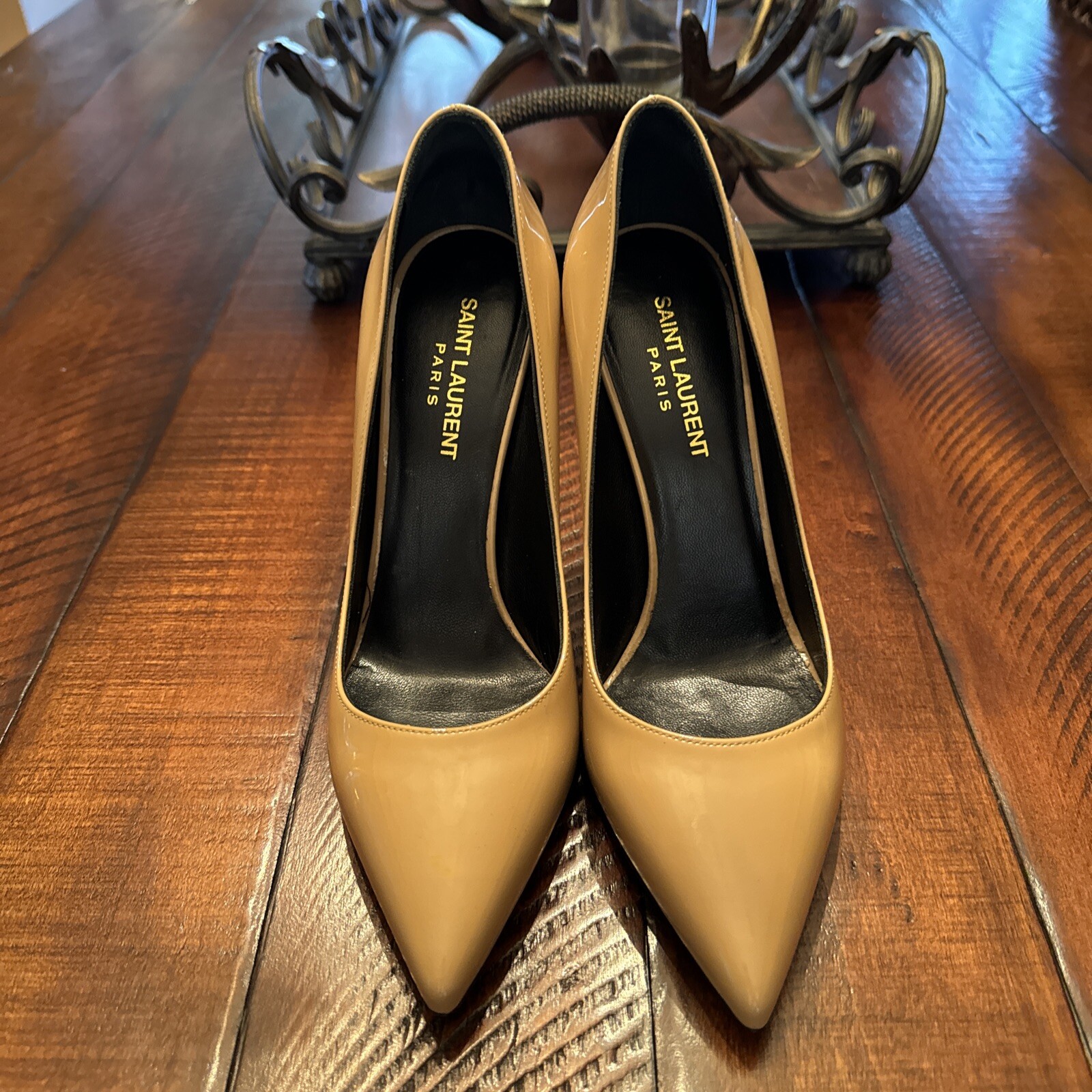 Décolleté a punta in pelle verniciata nuda Saint Laurent taglia EU 37 US 7