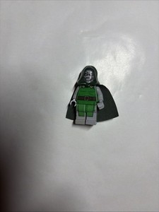 LEGO Spider-Man Dr Doom Minifigure sh0052 from set 76005-1