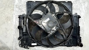 OEM Genuine BMW Radiator w/ Cooling Fan Shroud Assembly 17118672106 & 8641947-02