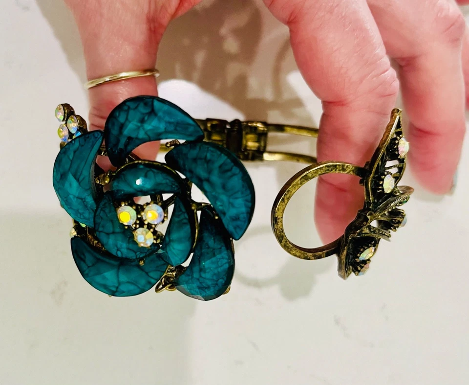 Pulsera llamativa vintage con bisagras florales de resina turquesa, pedrería AB Foto 2 de 4