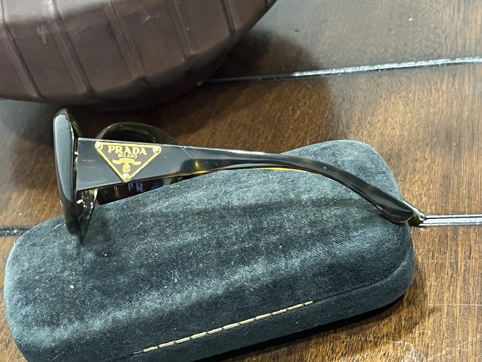 Gafas de sol para mujer PRADA Milano negras ovaladas marrones con caparazón de tortuga con estuche Gucci Foto 3 de 4