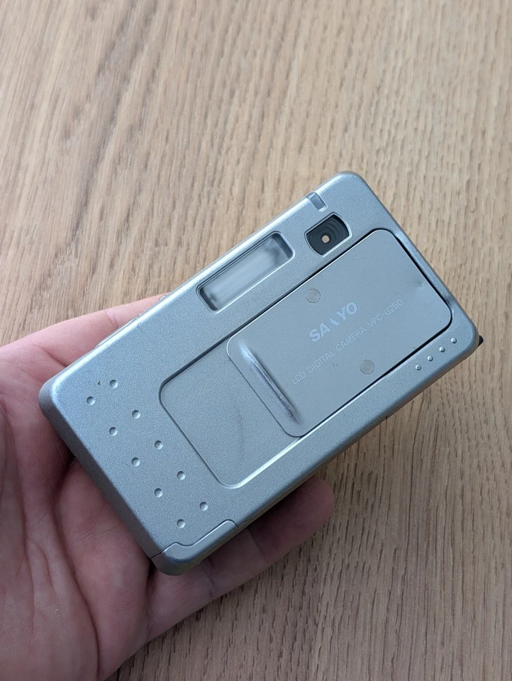 Sanyo Digital Camera VPC-G250 0.4MP Silver Tested Working. With SmartMedia Card - Image 2 of 4