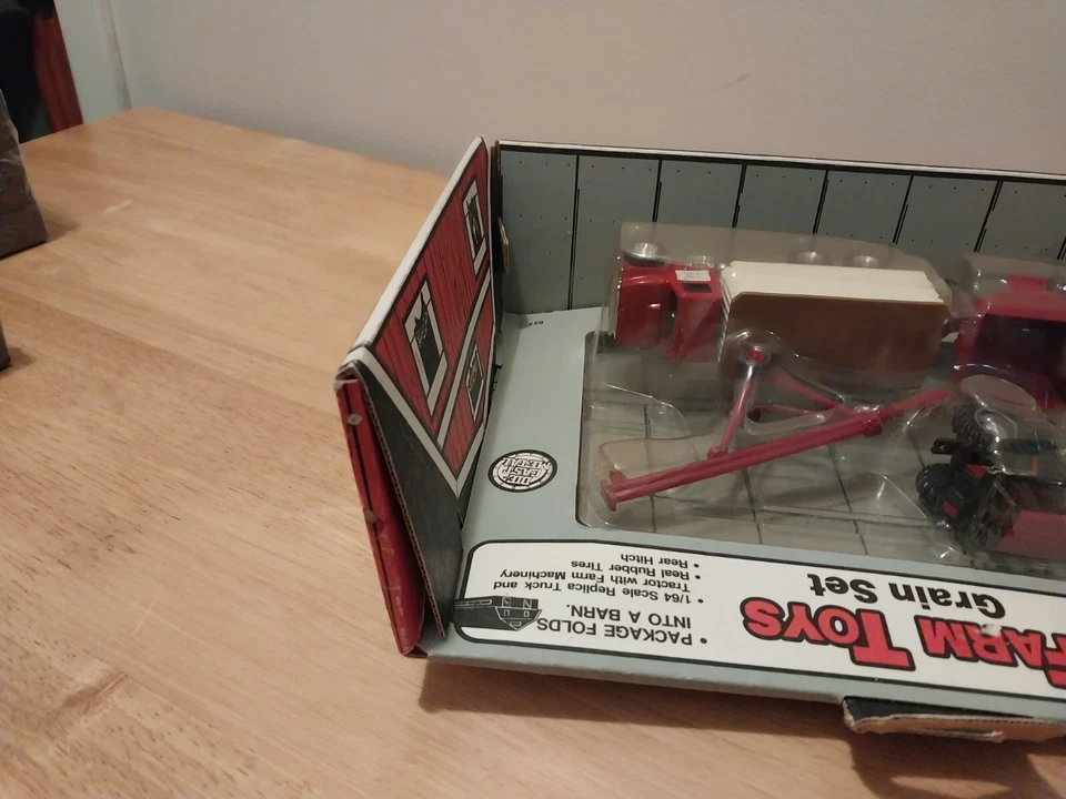 1/64 Ertl 1987 CIH Farm toys Grain set #627 box folds into barn - Image 4 of 4