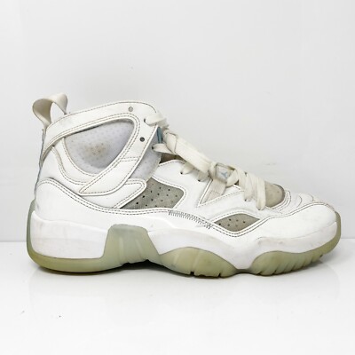 nike basketball shoes two different colors