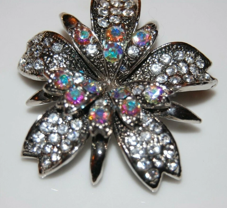 Elegante prendedor o broche de diseño de flores con pedrería arco iris de metal plateado con pedrería Ab Foto 4 de 4