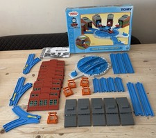 Thomas Trackmaster Engine Sheds And Turntable For Train Sets