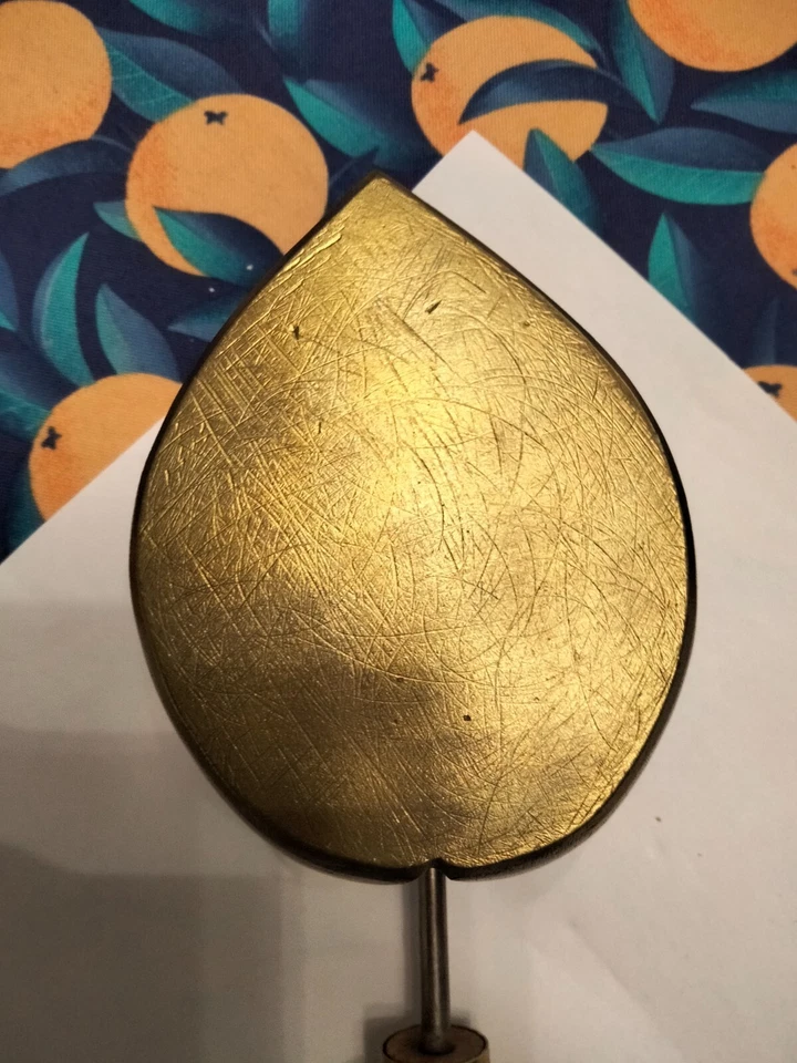 ancien fer a gaufrer les tissus et son emporte pièce datant des années 1870 - Photo 3/4