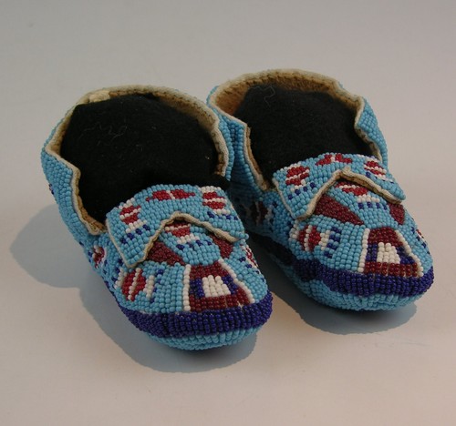 ORIGINAL ca1900 NATIVE AMERICAN SIOUX INDIAN FULLY BEADED HIDE CHILDS MOCCASINS