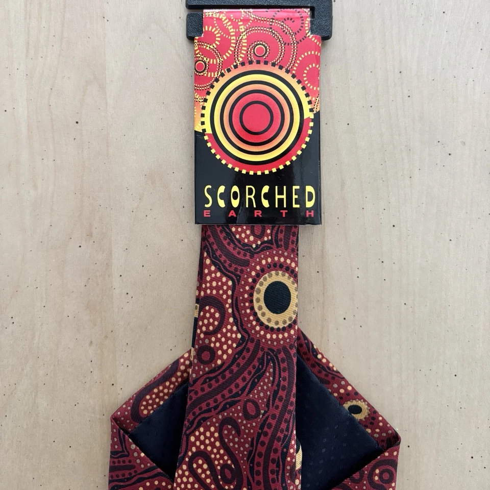 Corbata de diseño australiano Scorched Earth.  Único/original por artista Pam Hall Foto 3 de 4