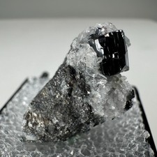 Cristal de Estefanita Afilado sobre Cuarzo: Mina Proaño, Fresnillo, Zacatecas, México
