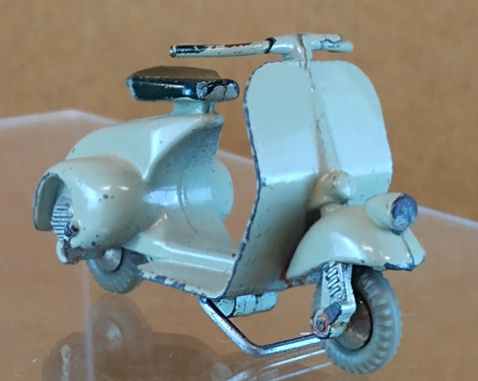 1951 Vespa 125 Scooter 1/32 Scale Metal Model by Mercury circa 1952 in Italy - Image 3 of 4