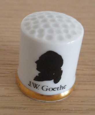 Weimarer Porzellan Fingerhut J.W. Goethe weiß-schwarz 2,3 cm hoch