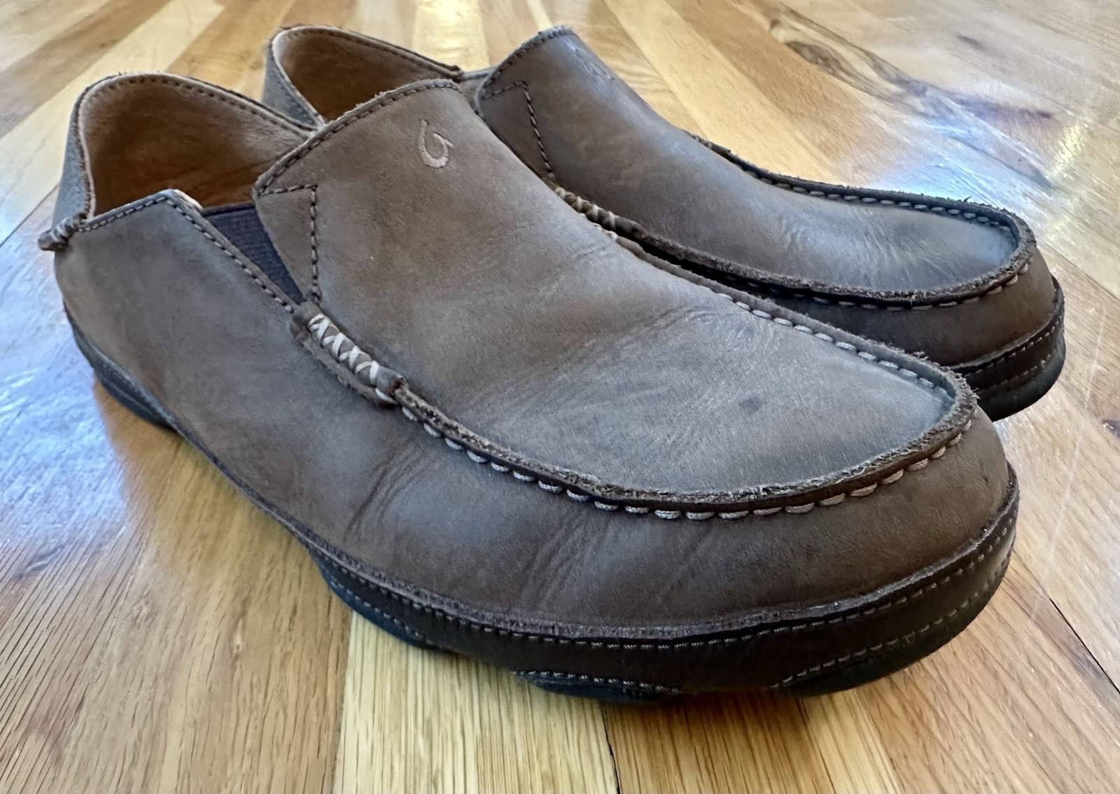 OluKai Moloa Men's 11 Leather Slippers Loafers Brown Hawaii *No insoles* GUC