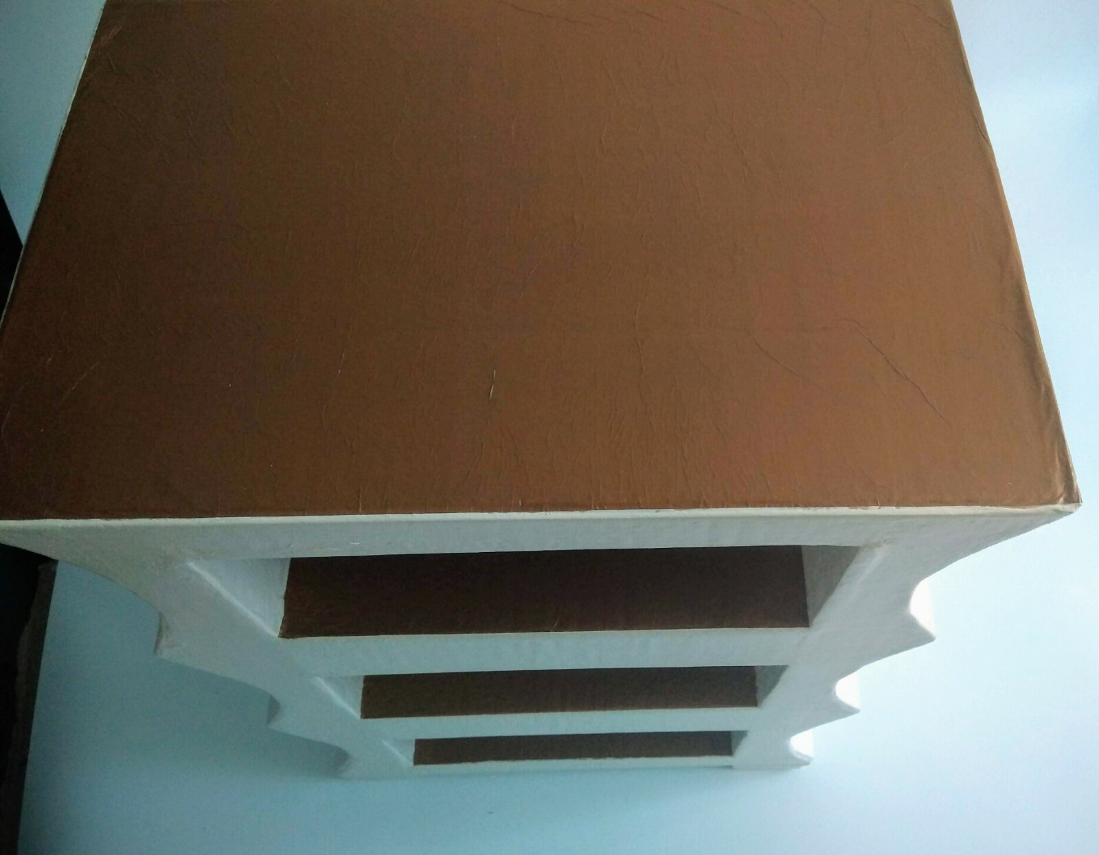 Commode blanche et dorée table de chevet écologique bois meuble de chambre