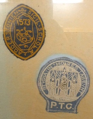 2 x unbekannte Vintage Stoffflicken Schule ? P.T.C. Study In Mores Abvent Adderstone